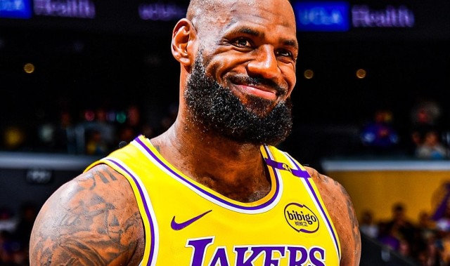 东契奇轰30+10仍无缘今日最佳！对不起，你碰到创纪录的老詹了