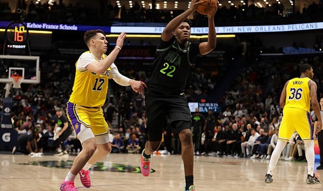 面对湖人不惜代价疯狂刷数据！鹈鹕指望内线新秀带队走向成功？